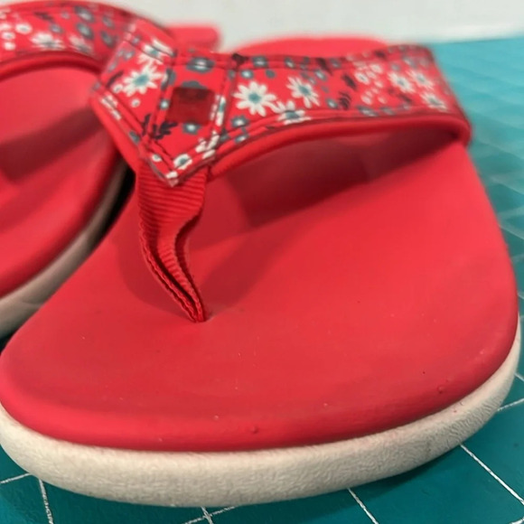 Red Floral Spenco Yumi Style Orthotic Flip Flops - Picture 3 of 10